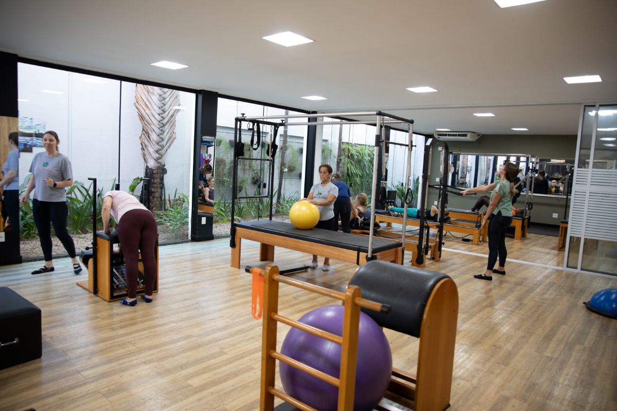 Estúdio de Pilates da clínica com alunos e fisioterapeutas